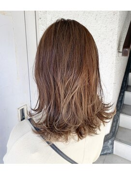 エミュー(emue) 20代30代　切りっぱなし　外ハネ　アッシュグレーカラー　木ノ下