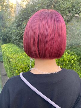 バズ(BUZZ) 個性派お洒落☆ミニボブ×レッドピンク★BUZZ秋山