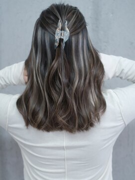 マリアナ(Mariana) ハイライトショートヘアレイヤーカットダブルカラー