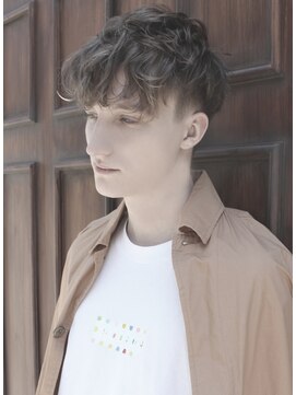 ワースホワイル(WORTH WHILE) 刈り上げセンターパートサーフカール波巻きツイストスパイラル