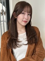 ローネス(LONESS)&nbsp;低めに入れたレイヤーカットと艶のあるグレーベージュ