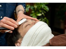 バックボーンバーバー 立川北口店(BACK.BONE.BARBER)の雰囲気（理容師のシェービングで余分な角質を取り綺麗なお肌に！）