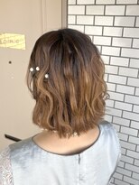 ソノ(sono)&nbsp;ハーフツイン ボブ ウェーブ巻き パールピン 参列ヘア