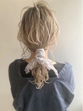 エル セルカ 高田馬場(el CERCA) 外国人風ホワイトブロンドカラー×ポニーテール紐アレンジ