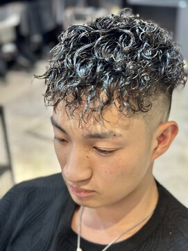 フランクスバーバー アンド ビアークラブ(FRANK'S BARBER and BEER CLUB) バーバーハイスキンフェードハードスパイラルスペインカール