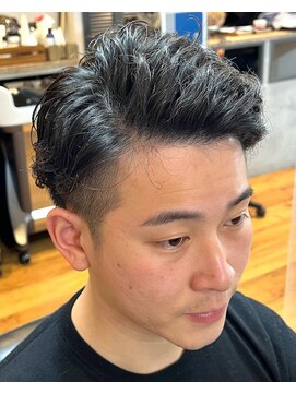 メンズサロン エクシア スーツにも合う右７３分けニュアンスパーマ