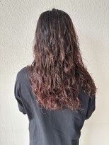 デコボコ アート(凸凹 art)&nbsp;ロング／スパイラルパーマ／顔まわりレイヤー