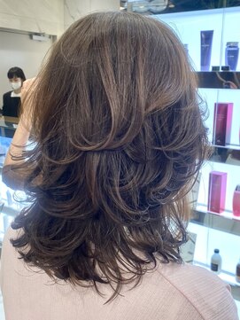 ピークアブー 原宿ハラカド(PEEK-A-BOO) 大人ミディアムレイヤーハッシュカットウルフ白髪ぼかし