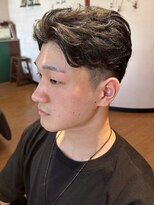 ヘアーグロウ 刈り上げセンターパート毛流れセンターパートツーブロックメンズ