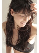 パティオンツー(PATIONN2)&nbsp;無造作バング＆セミウェット質感の立体重軽ロングヘアスタイル