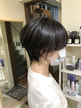 ワンバイワンクラッカ(one by one CLACCA) 長め前髪でつなぐラウンドショート