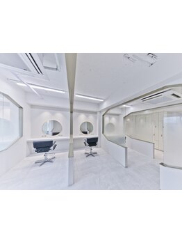 TRUNSこだわりの内装！ゆったりとした空間で居心地良く過ごせるから、髪も心も癒される♪