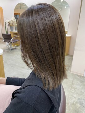 キュオンシア(CUEON. ciea) オリーブベージュ×顔まわりカット