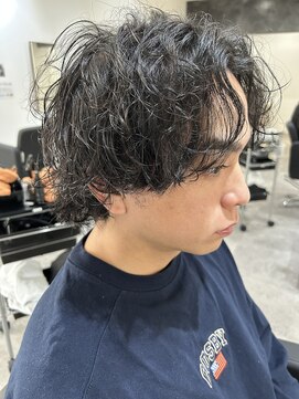 ヒュイル バイ ニアウ(Hwyl by Niau) メンズセンターパート波巻スパイラルパーマニュアンスパーマ眉毛