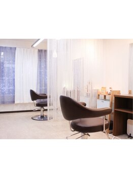 白を基調とした落ち着いた雰囲気で静かな時間と安心感をご提供。一人ひとりに寄り添うプライベート空間。