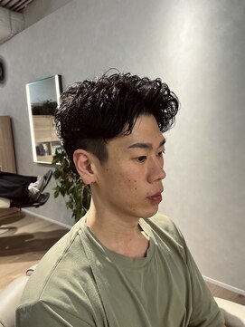 ウノプリールヴァモス(unopulir Vamos) 30代メンズの渋めセンターパート