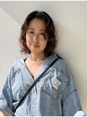 大人のミックスパーマ。パーマの力で毛束を動かし似合わせる。