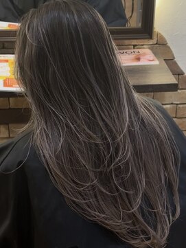 ゼウス(Zeus.) 海外ヘアーハッシュカットレイヤーカット