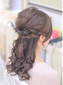 ねじりのふんわりハーフアップ