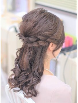 リサ 恵比寿(risa.) ねじりのふんわりハーフアップ