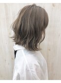 切りっぱなしボブ。くすみベージュカラー
