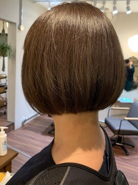 カミナ(KAMINA) ベージュカラー×ボブスタイル