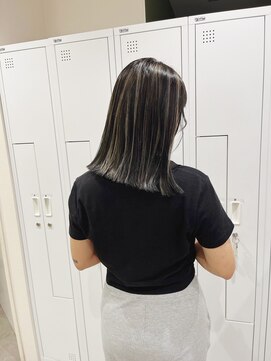 エン(eNN) ハイライトヘア・コントラストハイライト・グレージュカラー