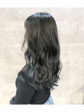 オリ(‘Oli) ダークアッシュスモーキーブルーインナーカラー