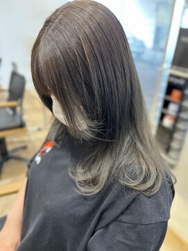 レイヤーカット　アッシュカラー