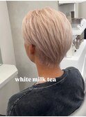 １5530ホワイトブロンド刈り上げフェザーショート
