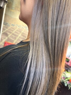 フェイスティ(feisty) White gray