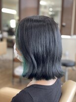 ジッピー ヘアーコレクション 10、20代モノトーン×インナーエメラルド　ミディアムスタイル