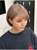 8207ミルクティーアッシュベージュハイトーンカラーショートボブ