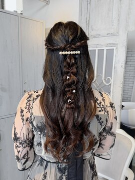 カシュカシュ 表参道(cache cache) ハーフアップアレンジ結婚式参列お呼ばれヘアセット編みたらし
