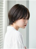 首元を美しく見せる、大人女性の上品なくびれショート