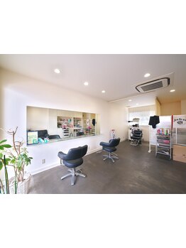 2席のみのプライベートサロンで、周りを気にせずリラックス♪髪のお悩みやご要望も相談しやすい◎