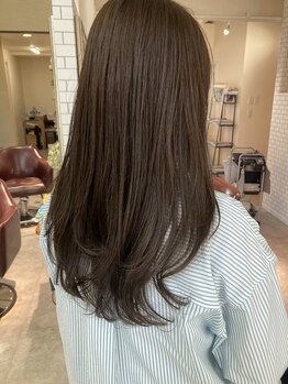 透明感カラーで魅せる、ダメージレスな艶髪。ハイライトやインナーカラーで、もっと自由に楽しめる！