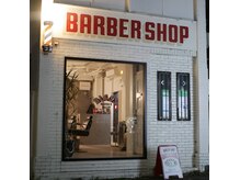 夜間はサインポールが暖かい灯りで照らしてくれます。