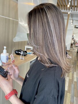 ラヴィエール(LAVIERE by R-EVOLUT) ハイライト/ケアブリーチ/レイヤーカット/髪質改善【柏/柏駅】