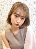 内巻きボブ　ハイトーン　ベージュ　ミディアム