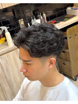 グルーマーズトウキョウ(GROOMER/S TOKYO) ラルフカール　ニュアンスパーマ　フェード　海外　メンズパーマ