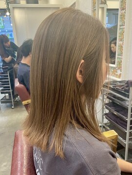 ボタンヘアー 日吉(BoTaN HAIR) ナチュラルミディ/外ハネ/ベージュ系カラー/透明感/日吉