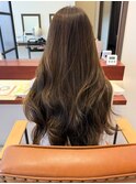 やわらかい質感のウェーブ×艶カラー