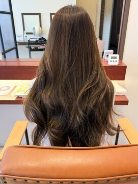 マーリャヘアー(mallia hair) やわらかい質感のウェーブ×艶カラー