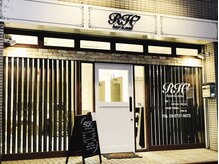 ヘアーアンドネイルアールエイチ(hair&nail RH)の雰囲気（白い看板とドアが目印です）