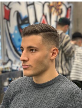 チルチェア 渋谷店(CHILL CHAIR) サイドパート×ミドルフェード  <渋谷><理容室><バーバー>