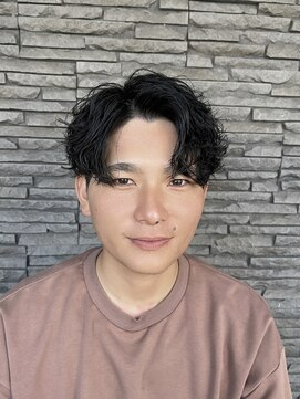 ハイバレーヘアーメゾン(HIGH VALLEY HAIRMAISON) センターパート黒髪 束感 女子ウケ ツーブロック　波巻きパーマ