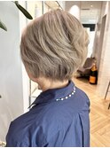 前下がりショートボブ白髪ボカシベージュカラー