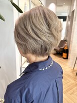 前下がりショートボブ白髪ボカシベージュカラー