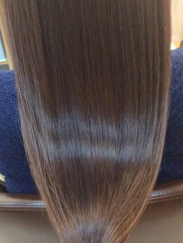 美容室 ワン ヘアー(ONE hair)の写真/年齢やダメージを忘れる、触れたくなるうるツヤ髪へ。蓄積した傷みを丁寧にケアし、髪の芯から潤いを実感。